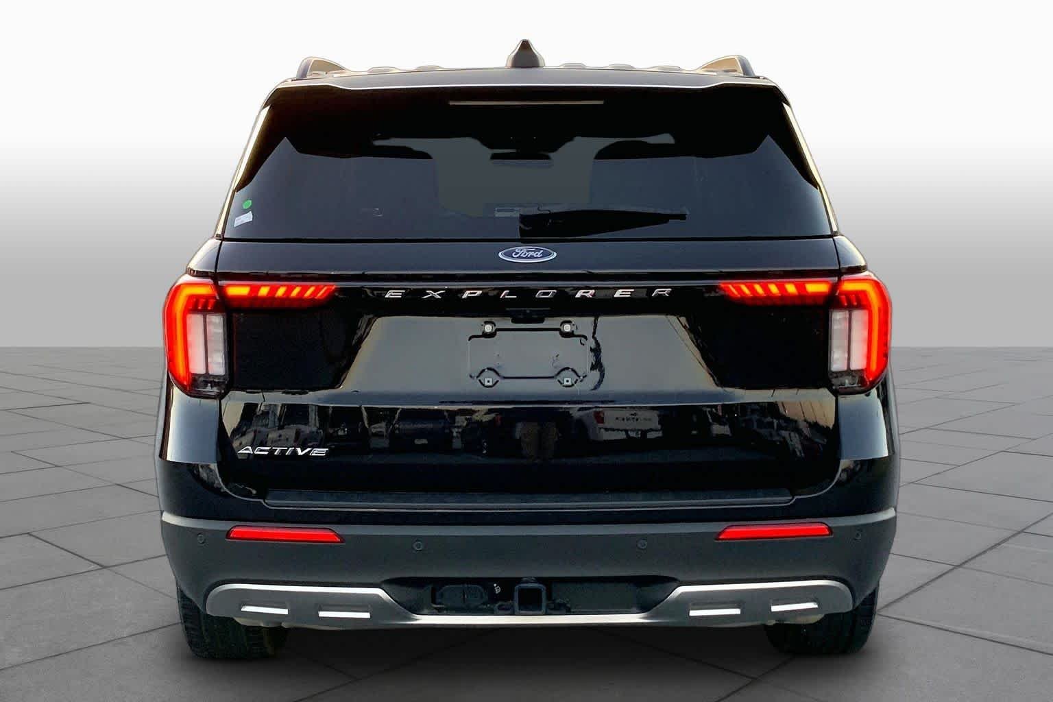 Used 2025 Agate Black Metallic Ford Active image 5
