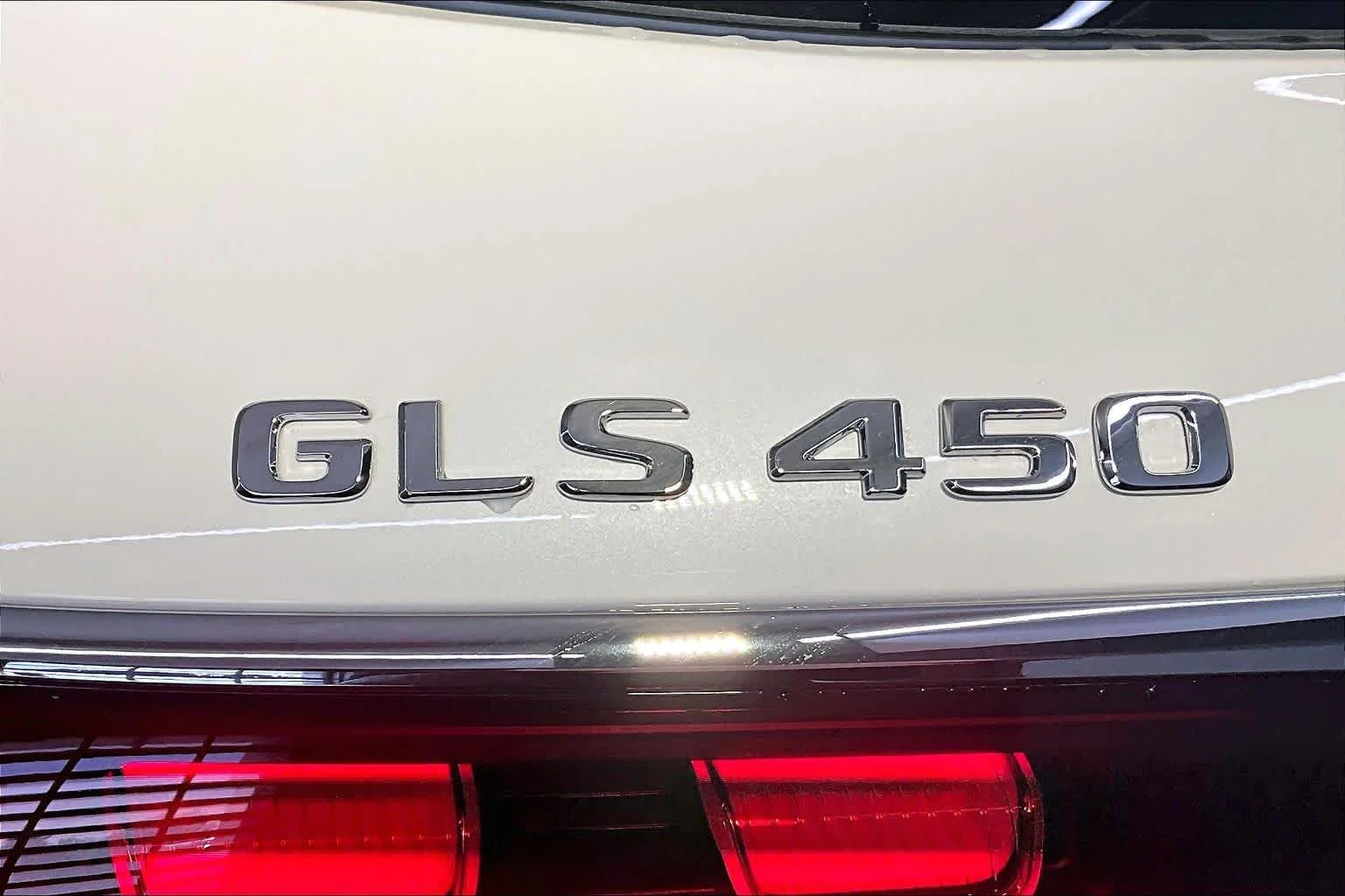 New 2026 MANUFAKTUR Moonlight White Metallic Mercedes-Benz GLS 450 image 6