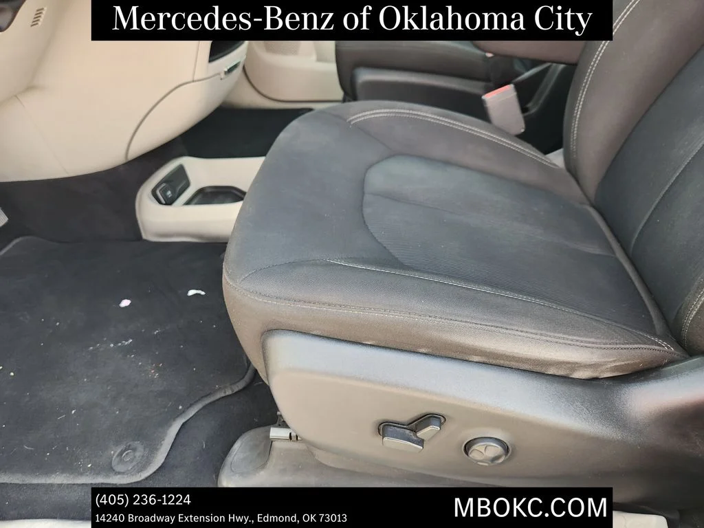 Used 2022 Brilliant Black Crystal Pearlcoat Chrysler LX image 19