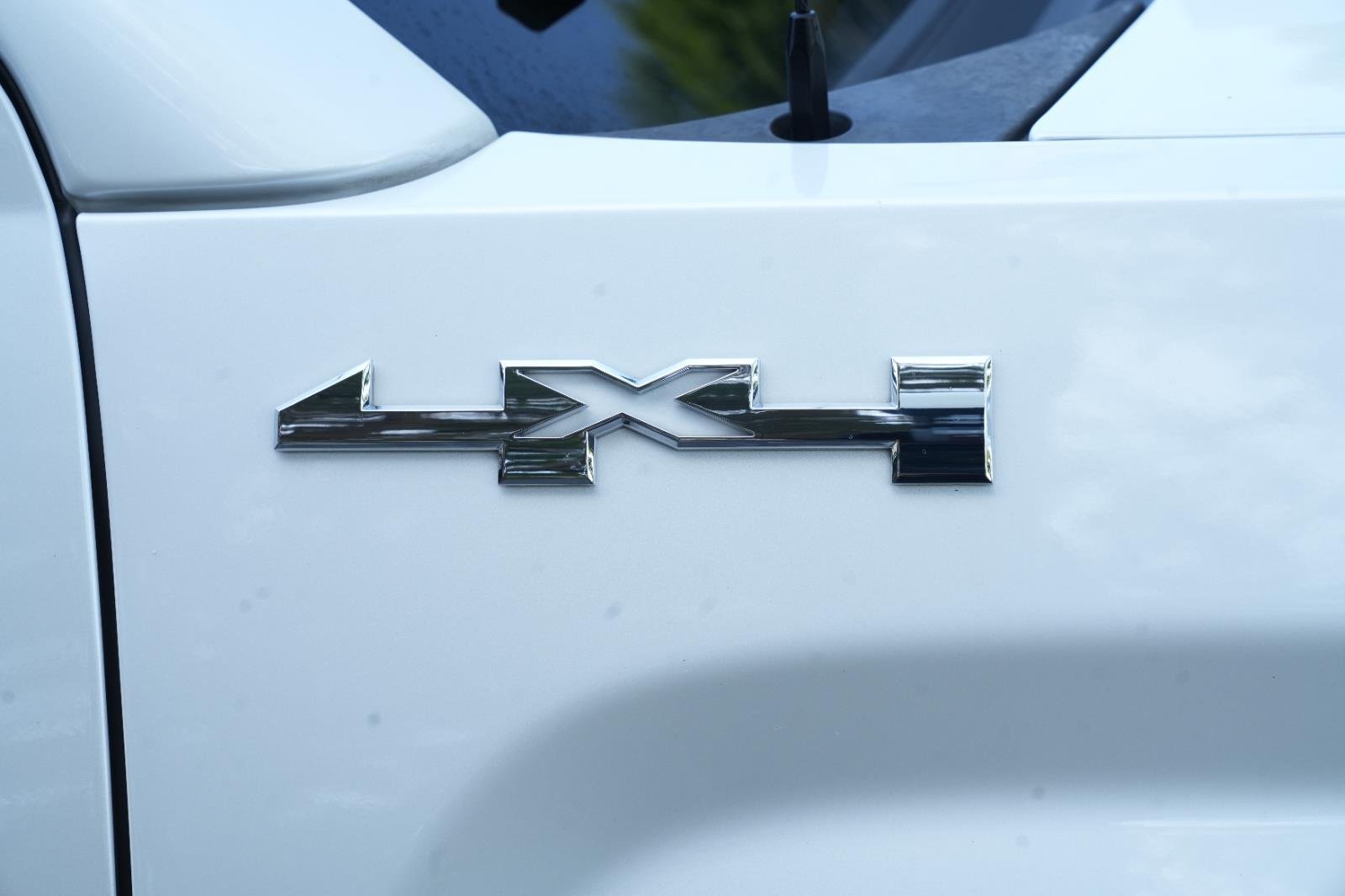 Used 2018 WHITE FROST TRICOAT GMC SLT image 9