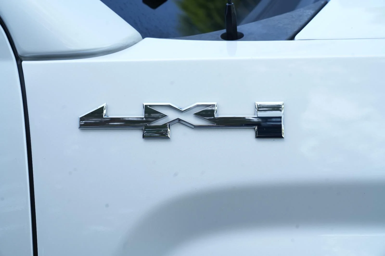 Used 2018 WHITE FROST TRICOAT GMC SLT image 9