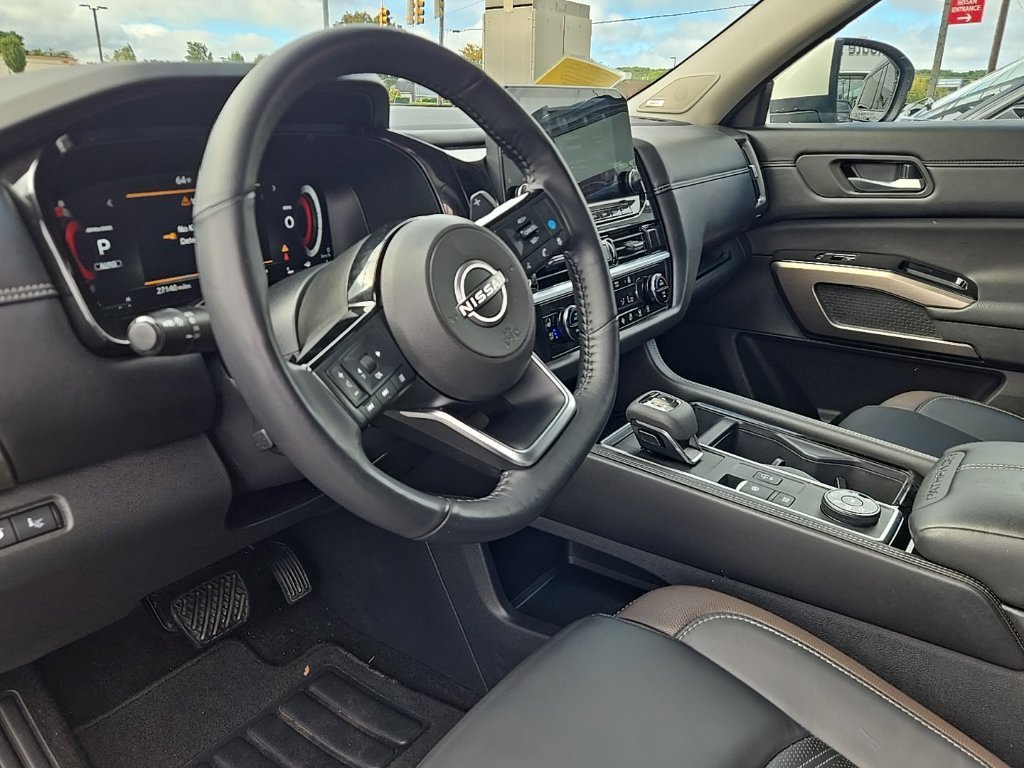 Used 2024 White Nissan Platinum image 18