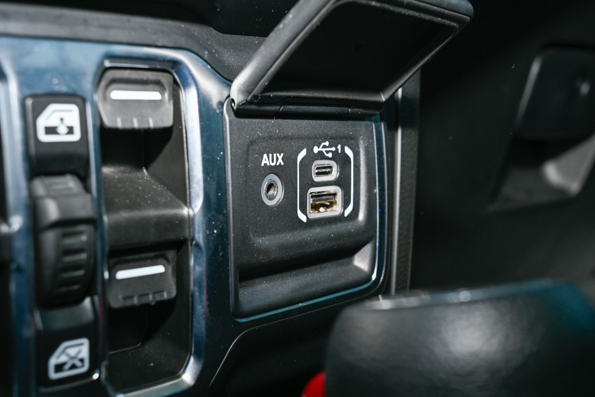 Used 2023 White/off-white Jeep Sport S image 30