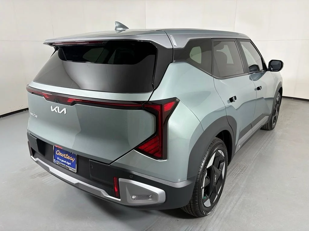 New 2027 Iceberg Green Kia S image 8