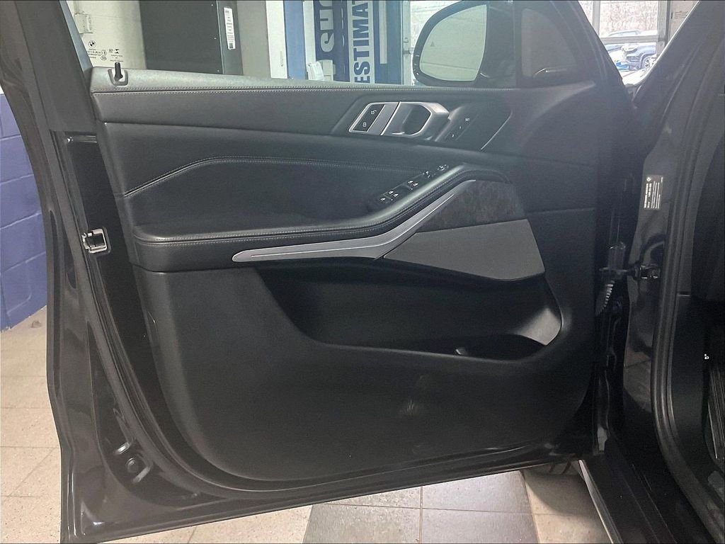 Used 2020 Black BMW xDrive40i image 9