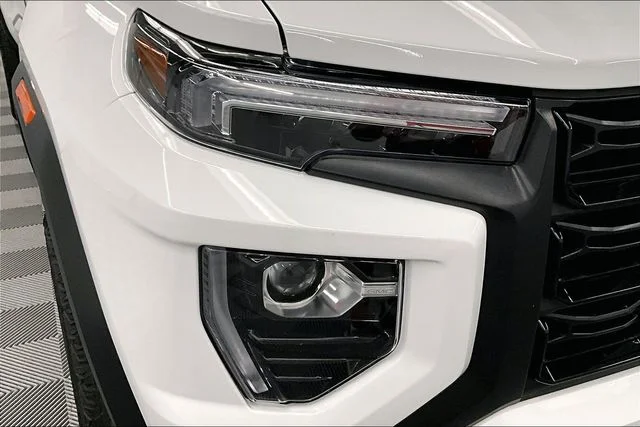 Used 2024 Summit White GMC Elevation image 34