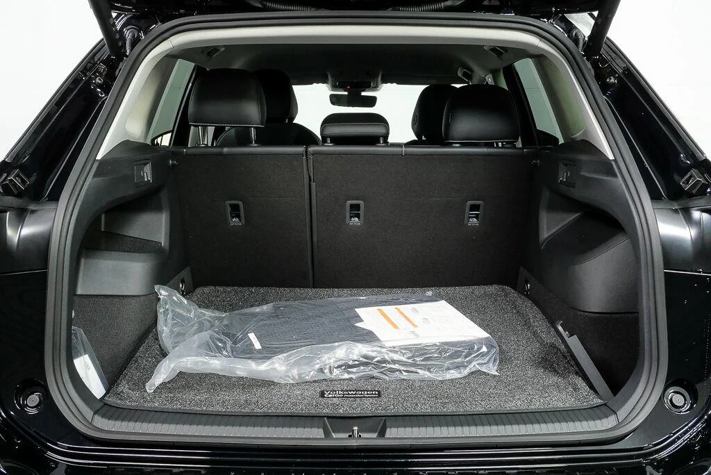 New 2026 Deep Black Pearl Volkswagen SE image 31