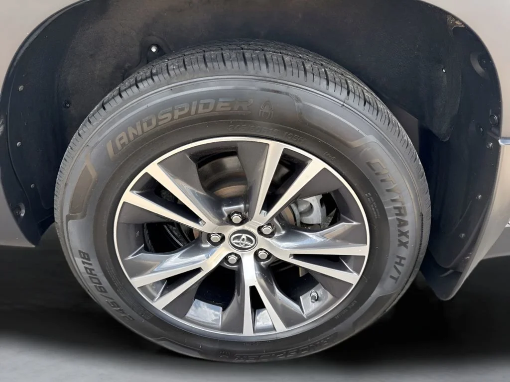 Used 2019  Toyota LE image 18