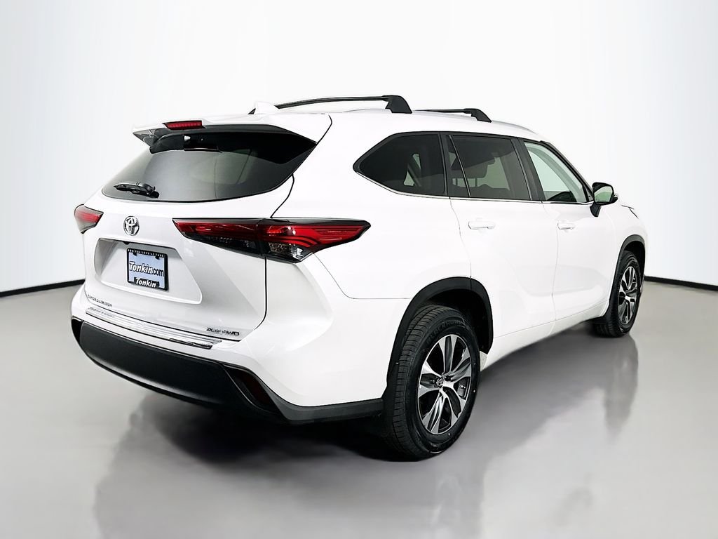 Used 2023 Pearl Toyota XLE image 8