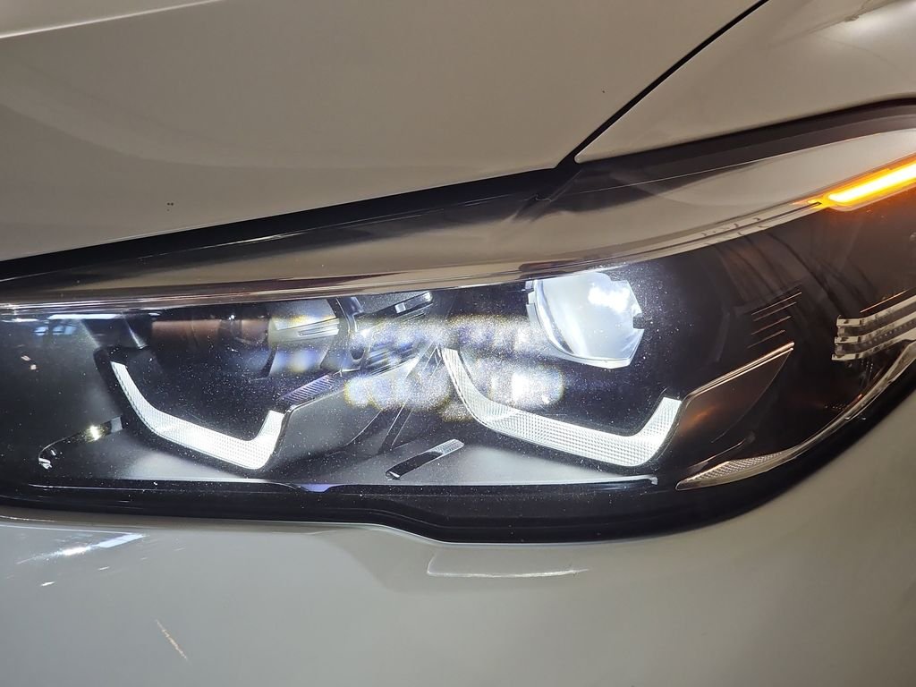 Used 2022 White BMW xDrive40i image 33