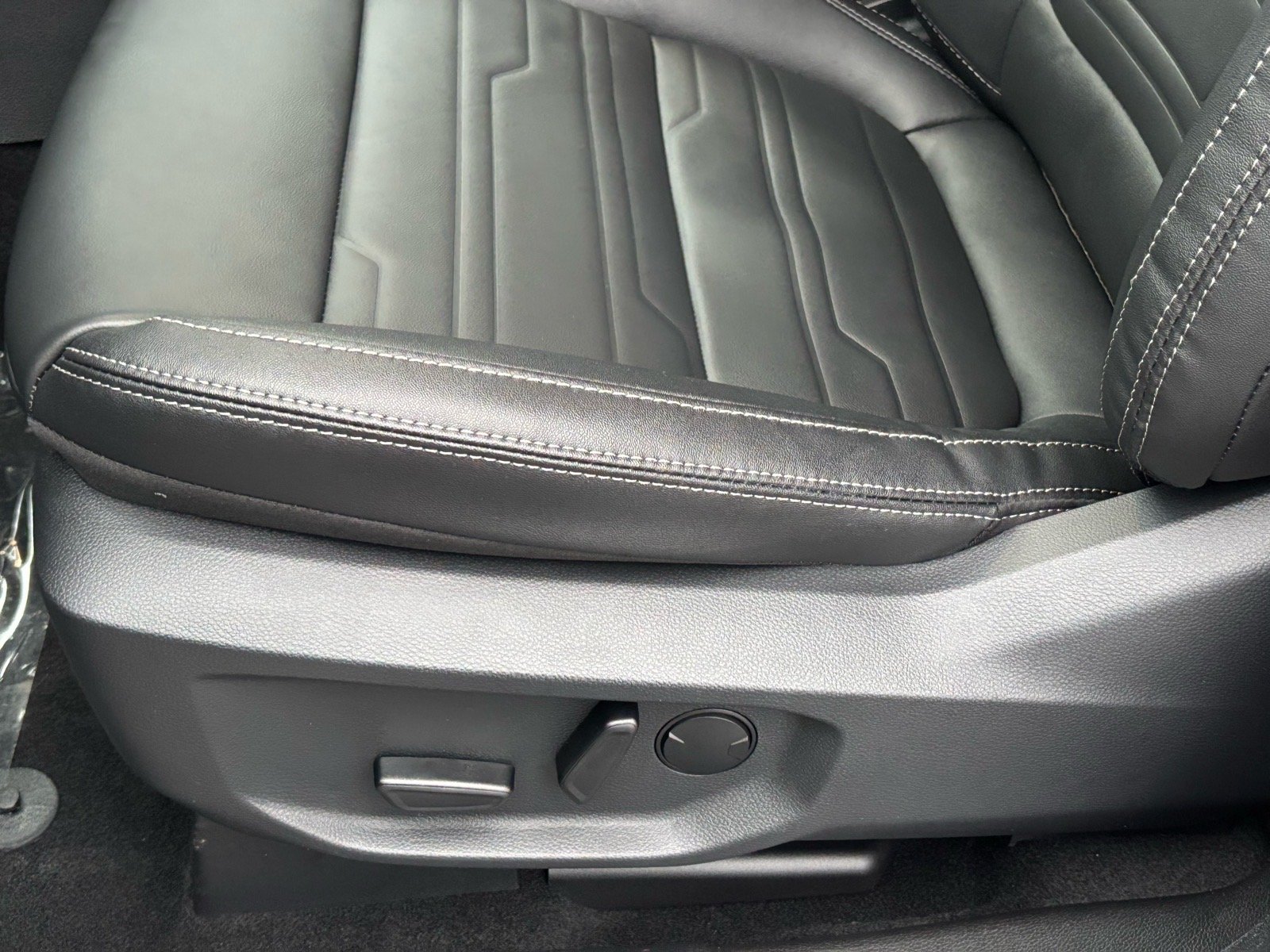 New 2025 Carbonized Gray Metallic Ford LARIAT® image 10