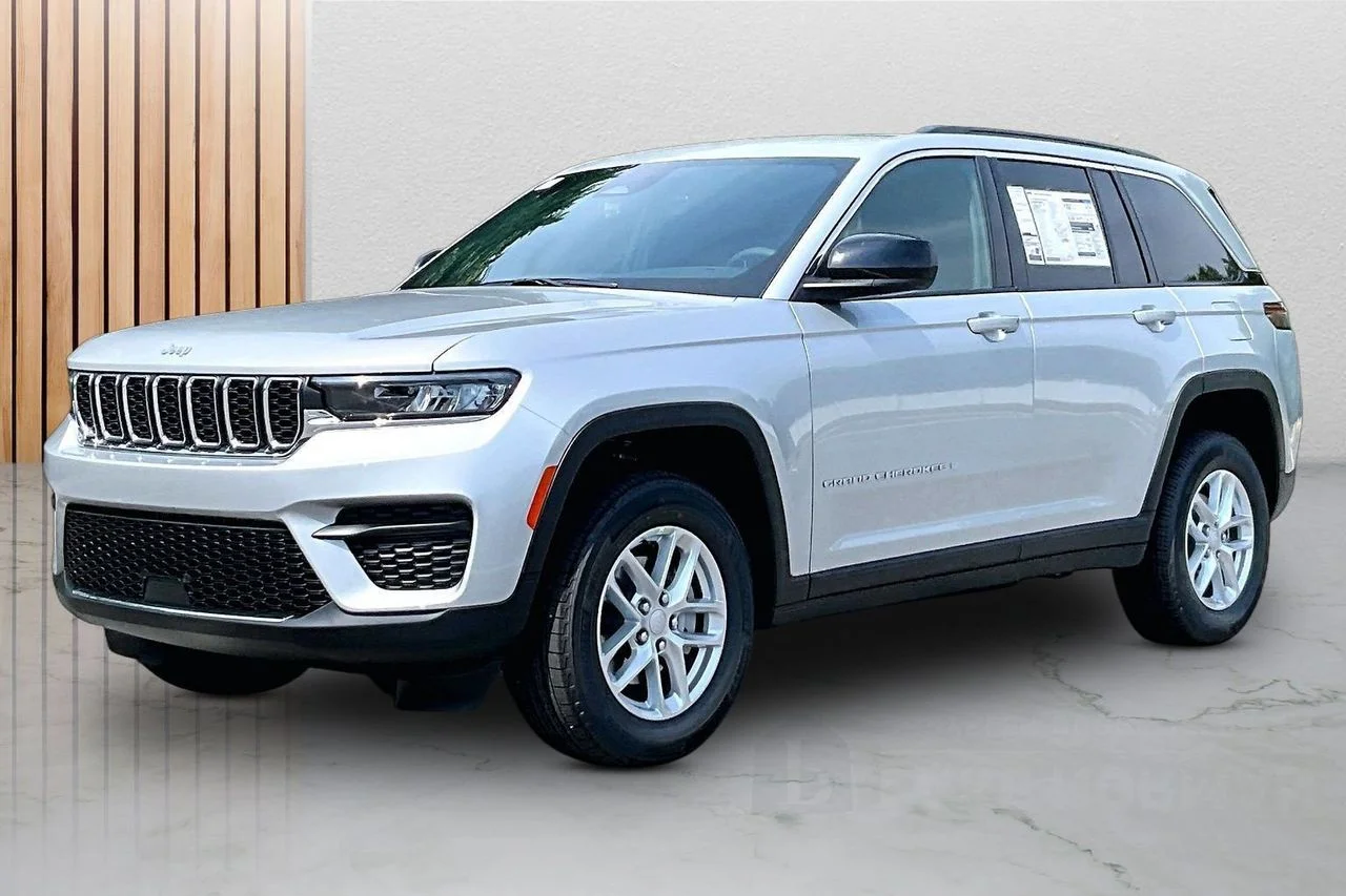 New 2026 Silver Zynith Jeep Laredo image 4
