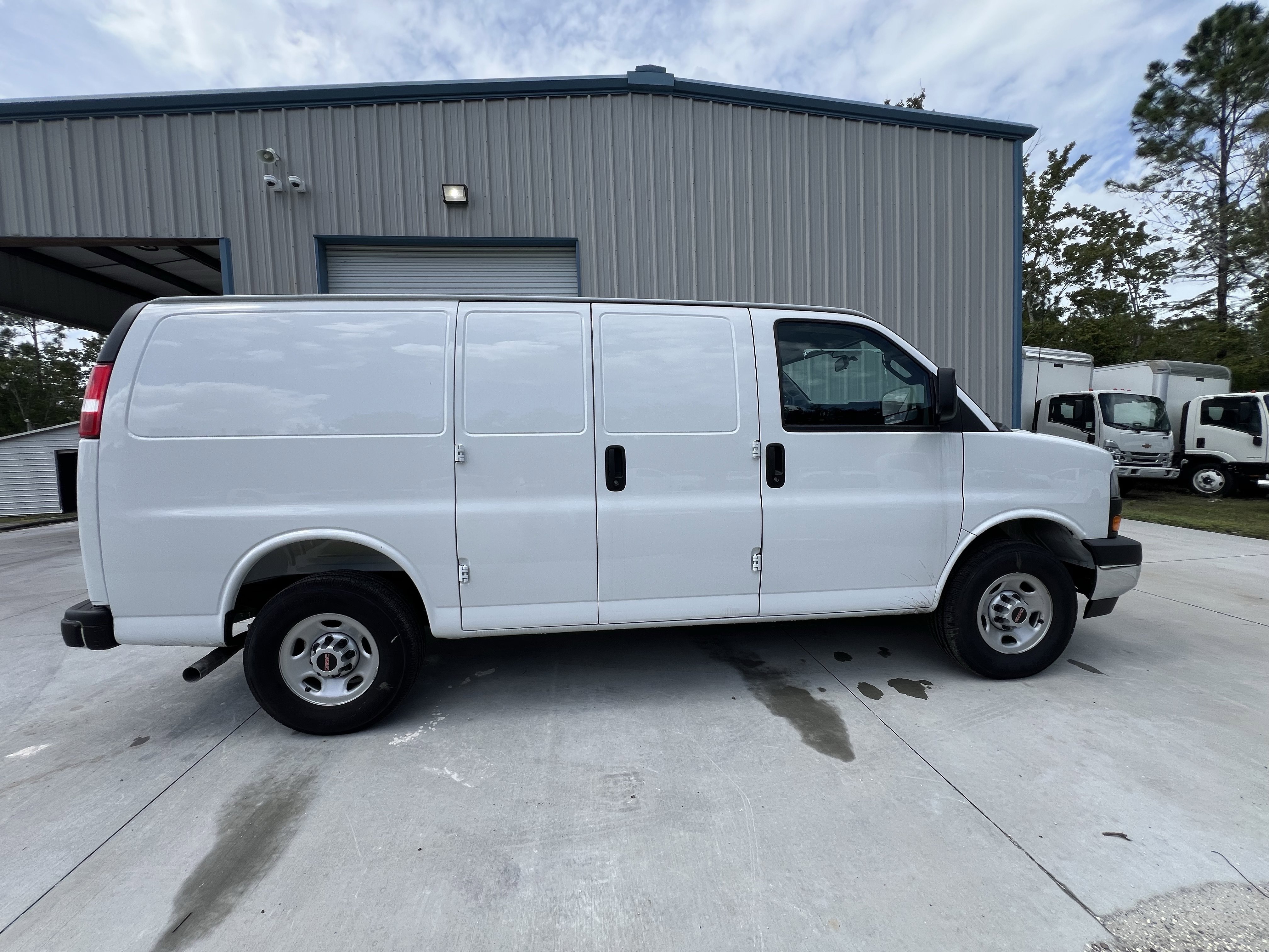 2025 GMC Savana Cargo Work Van - Photo 7