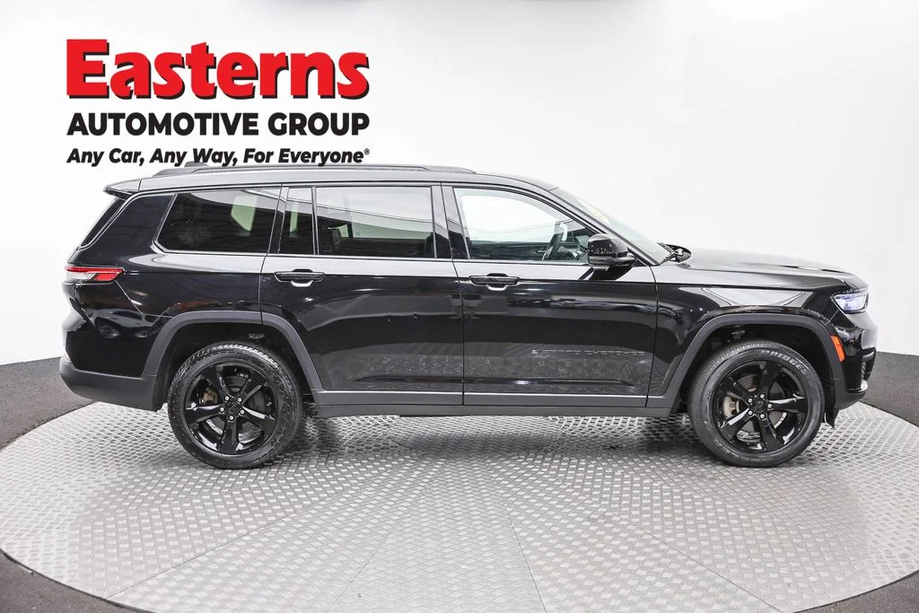 Used 2023 Black Jeep Altitude image 4