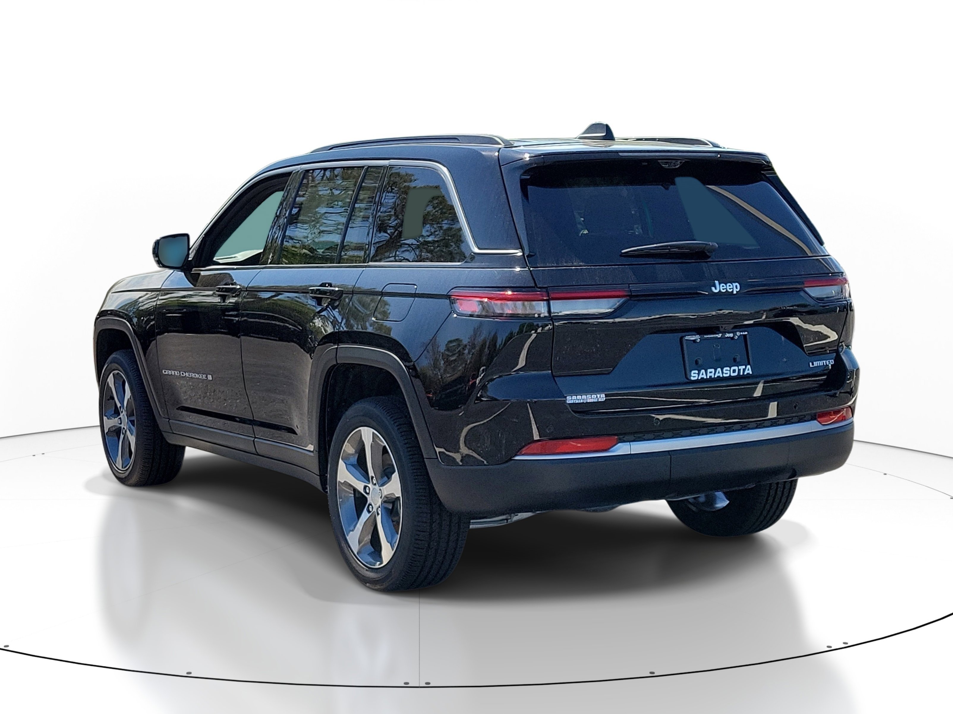 New 2026 Diamond Black Crystal Pearl-Coat Exterior Paint Jeep Limited image 4