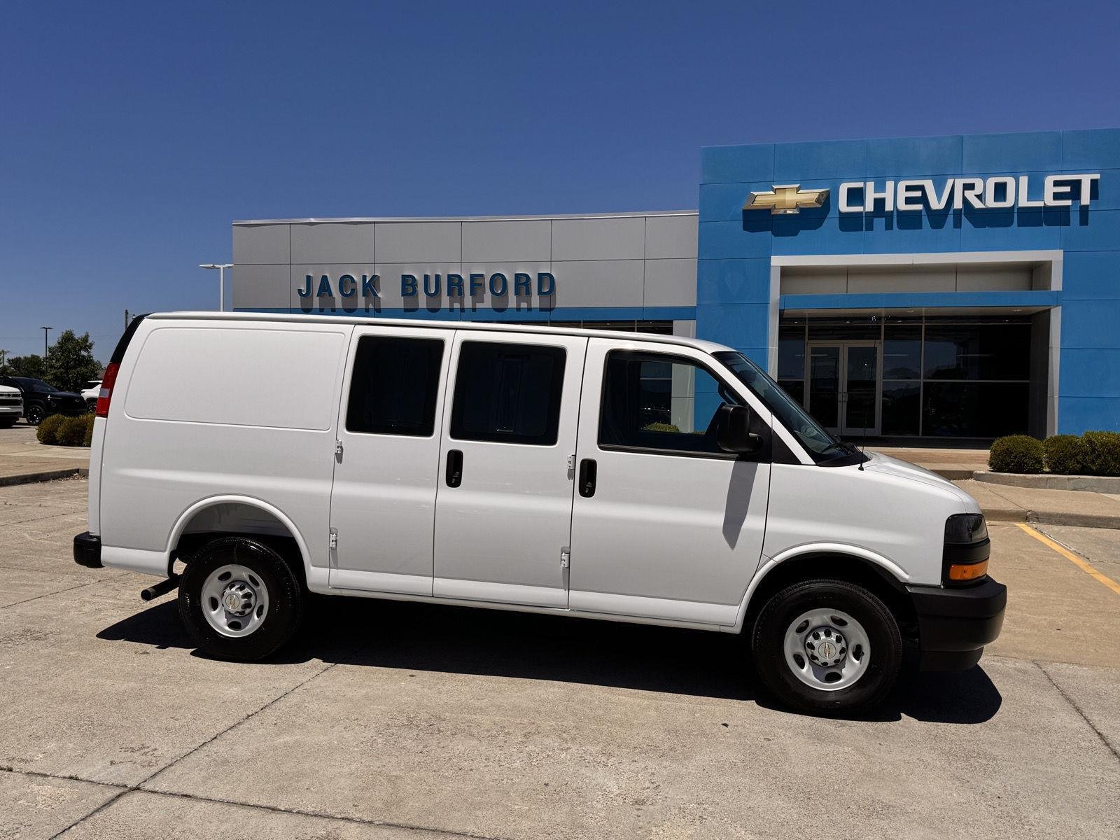New 2026 Summit White Chevrolet WT image 5