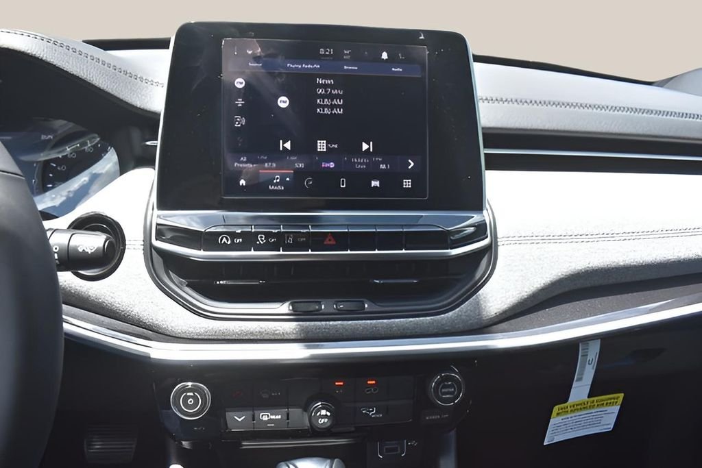 Used 2025 White Jeep Latitude image 20