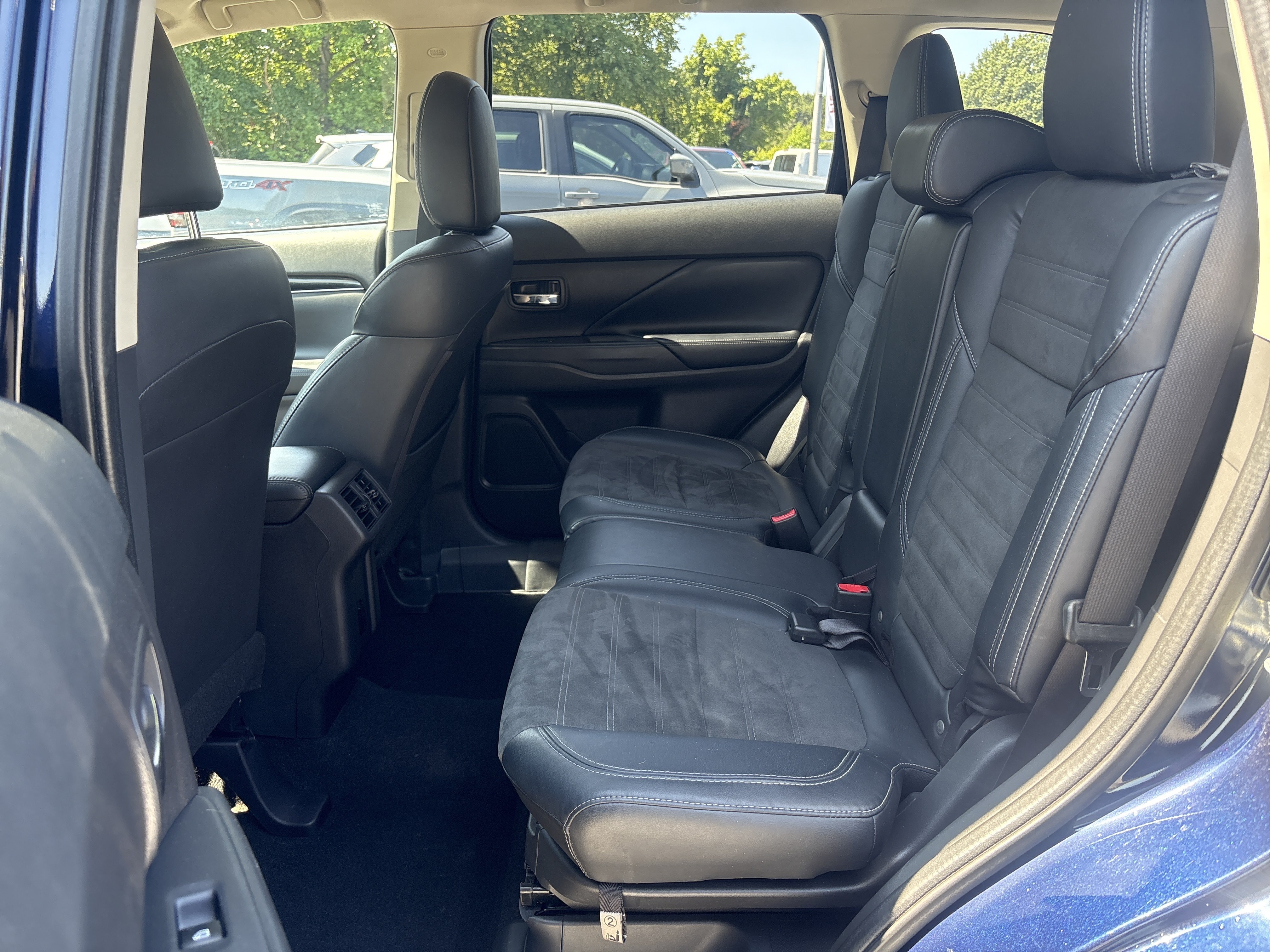 Used 2020 Cosmic Blue Metallic Mitsubishi SE image 16