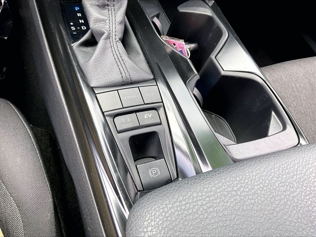 Used 2025 Ice Toyota LE image 33
