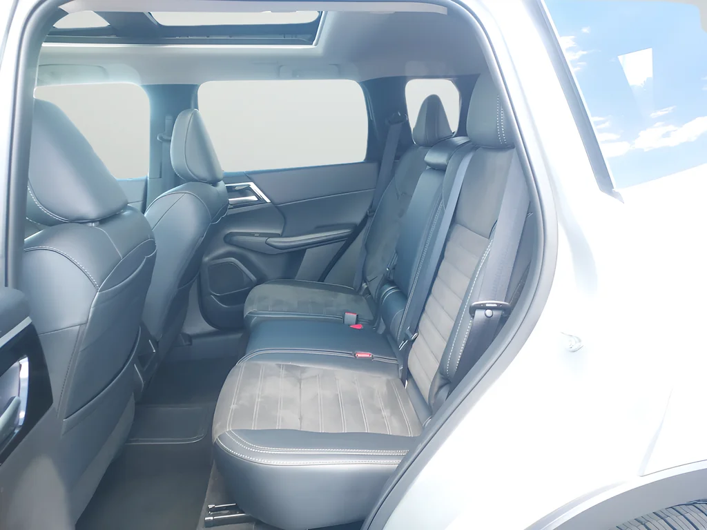Used 2024  Mitsubishi SE image 22