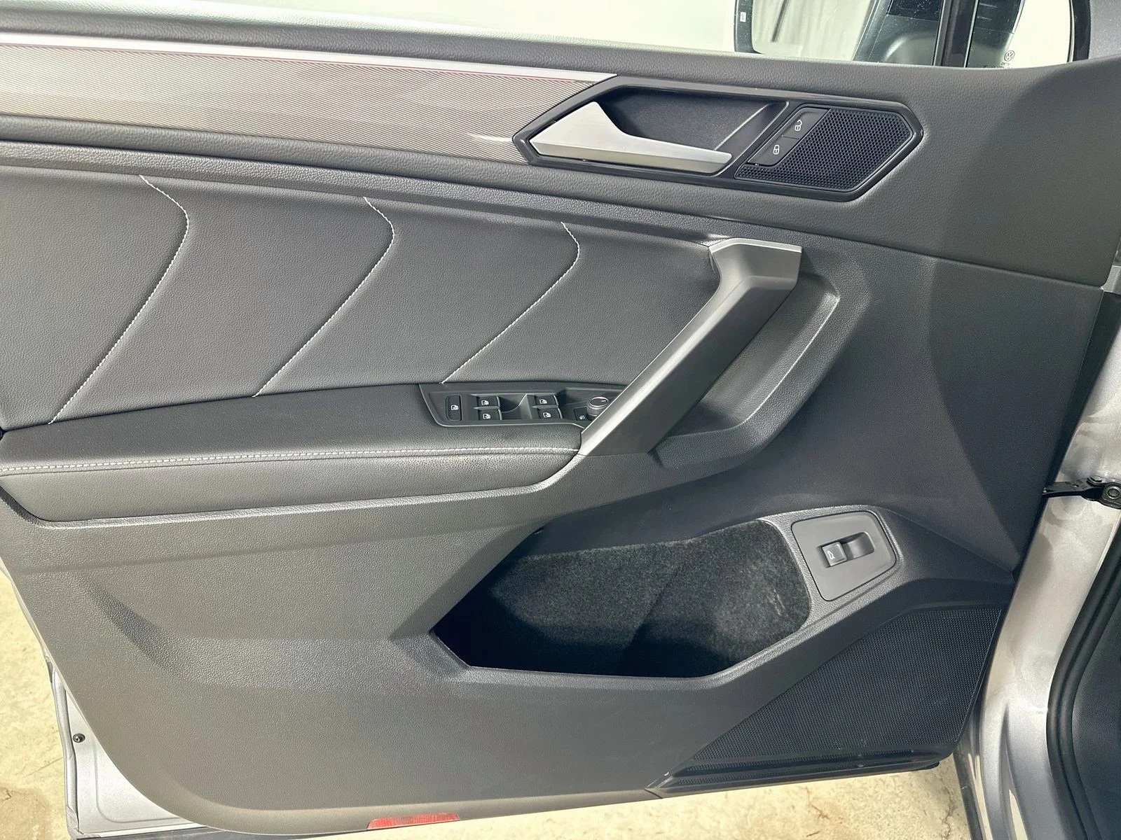 Used 2024 Silver Volkswagen  image 17