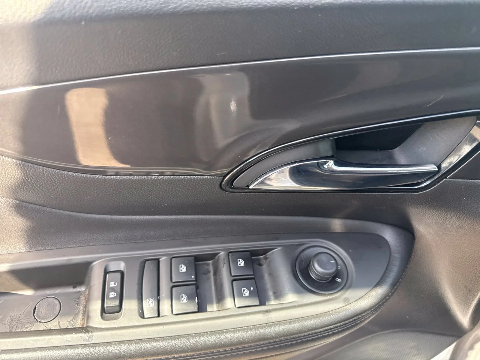 Used 2017 White Buick Preferred image 9