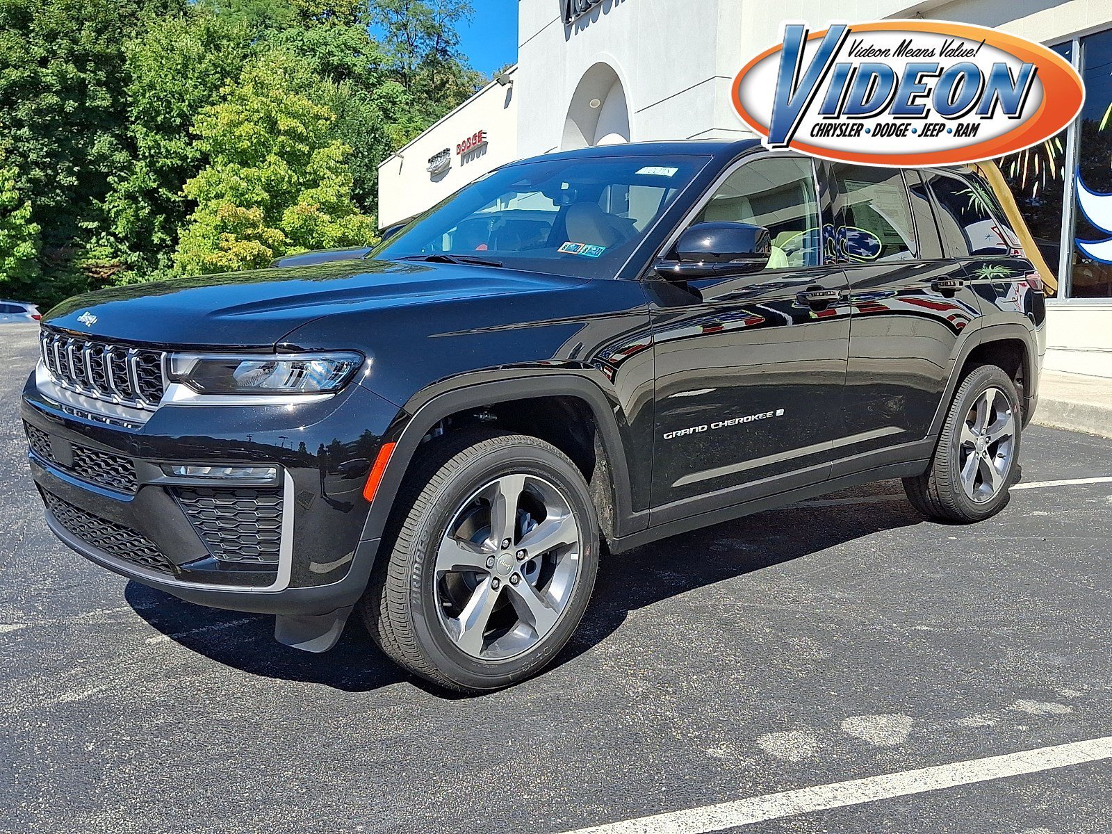 New 2026 Diamond Black Crystal Pearl-Coat Exterior Paint Jeep Limited image 1