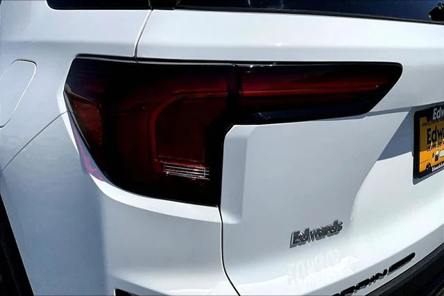 Used 2025 White GMC Elevation image 22