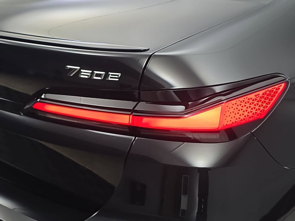 New 2026 Black Sapphire Metallic BMW 750e xDrive image 33