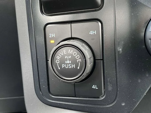 New 2025 Oxford White Ford XLT image 19