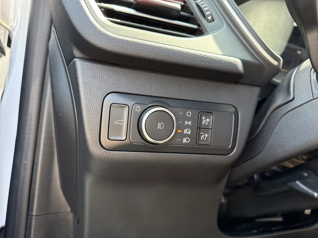 Used 2022 Oxford White Ford SEL image 26