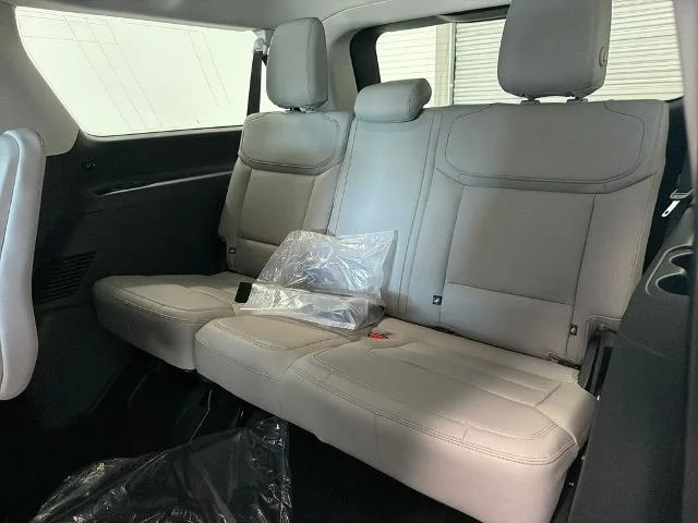 New 2027 Star White Metallic Tri-Coat Ford MAX Active image 31