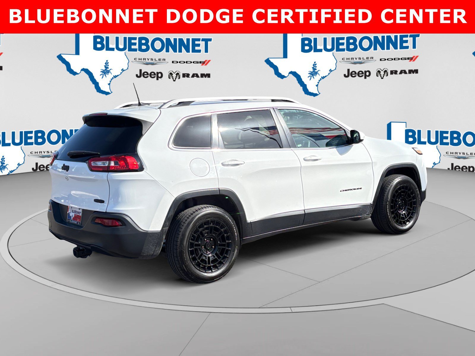 Used 2017 Bright White Clearcoat Jeep Latitude image 5