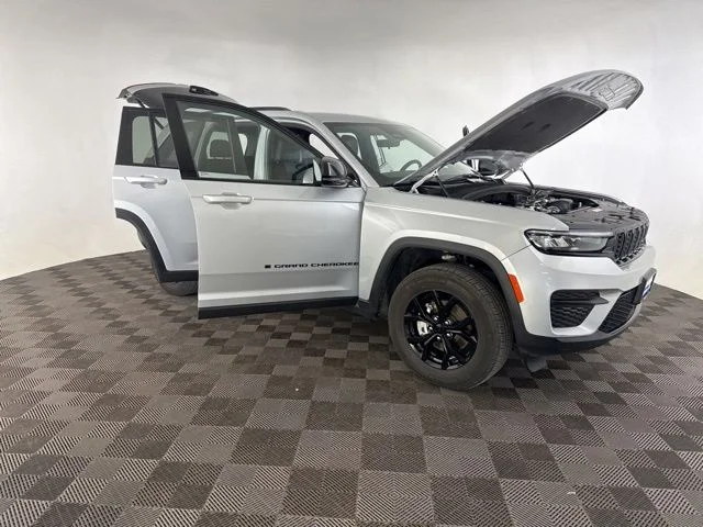 Used 2025 Silver Jeep Altitude image 15
