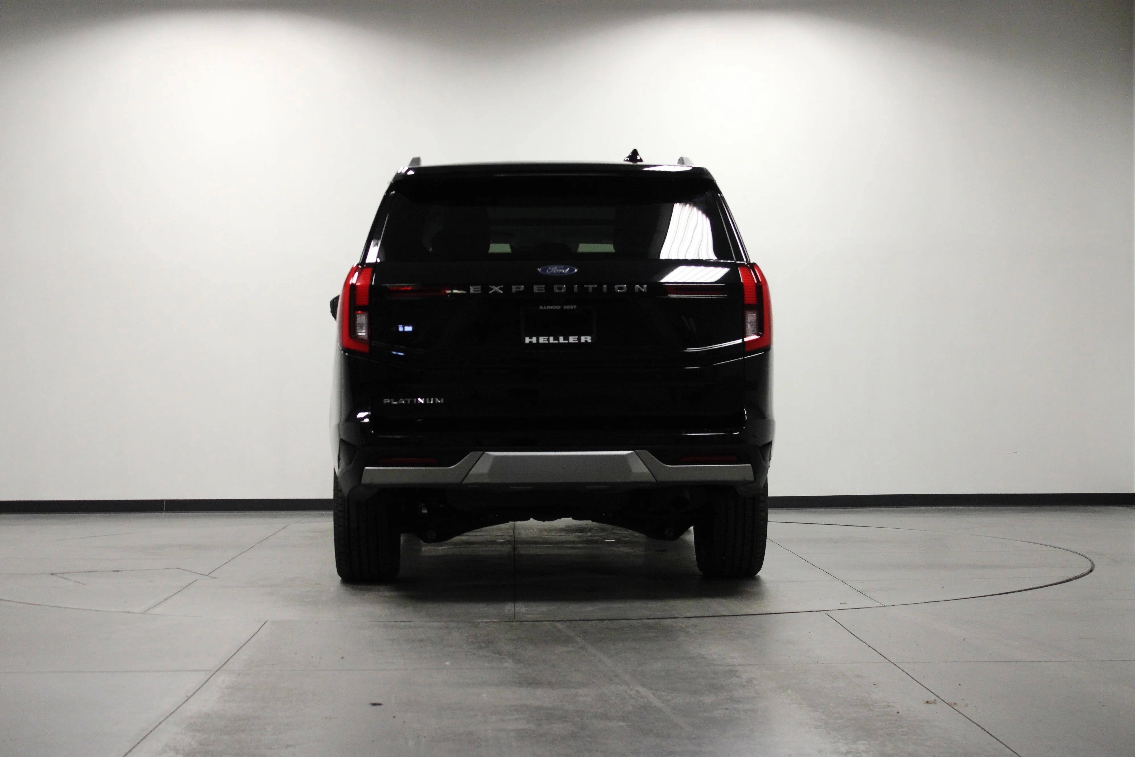 Used 2025 Black Metallic Ford Platinum image 5