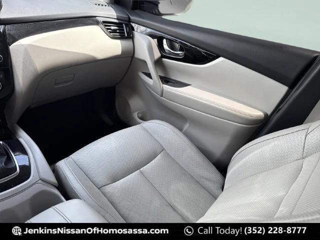 Used 2021 Silver Nissan SL image 26
