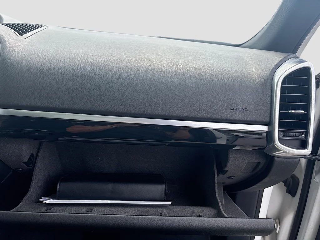 Used 2017 White Porsche Base image 28