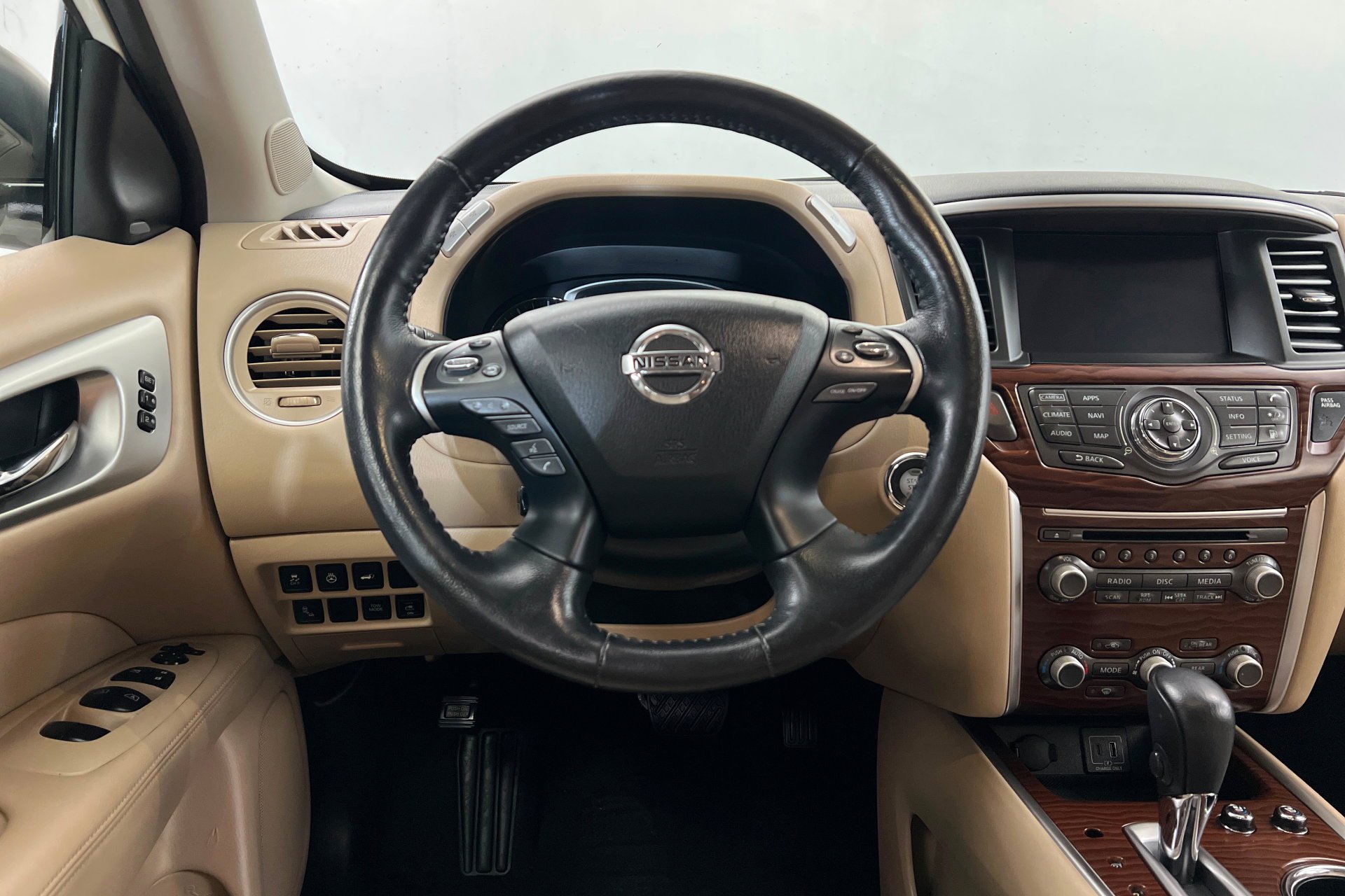 Used 2020 Pearl White Tricoat Nissan Platinum image 13