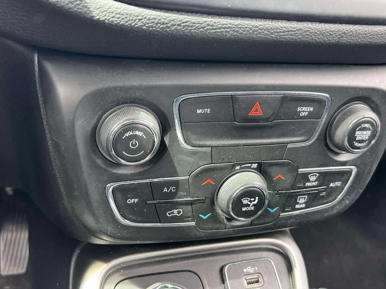 Used 2021 White Clearcoat Jeep Latitude 4x4 image 32