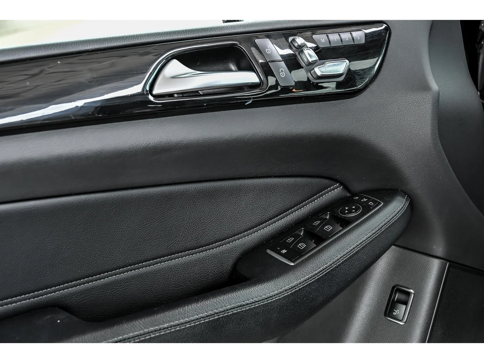 Used 2018 Black Mercedes-Benz GLE 350 4MATIC® image 9