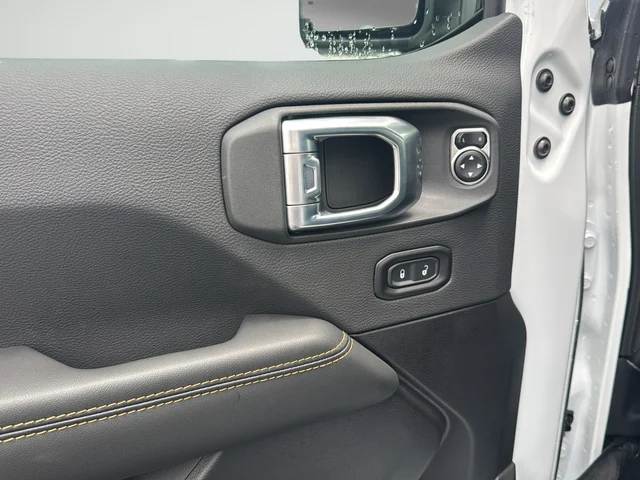 New 2026 Bright White Clear-Coat Exterior Paint Jeep Sahara image 24