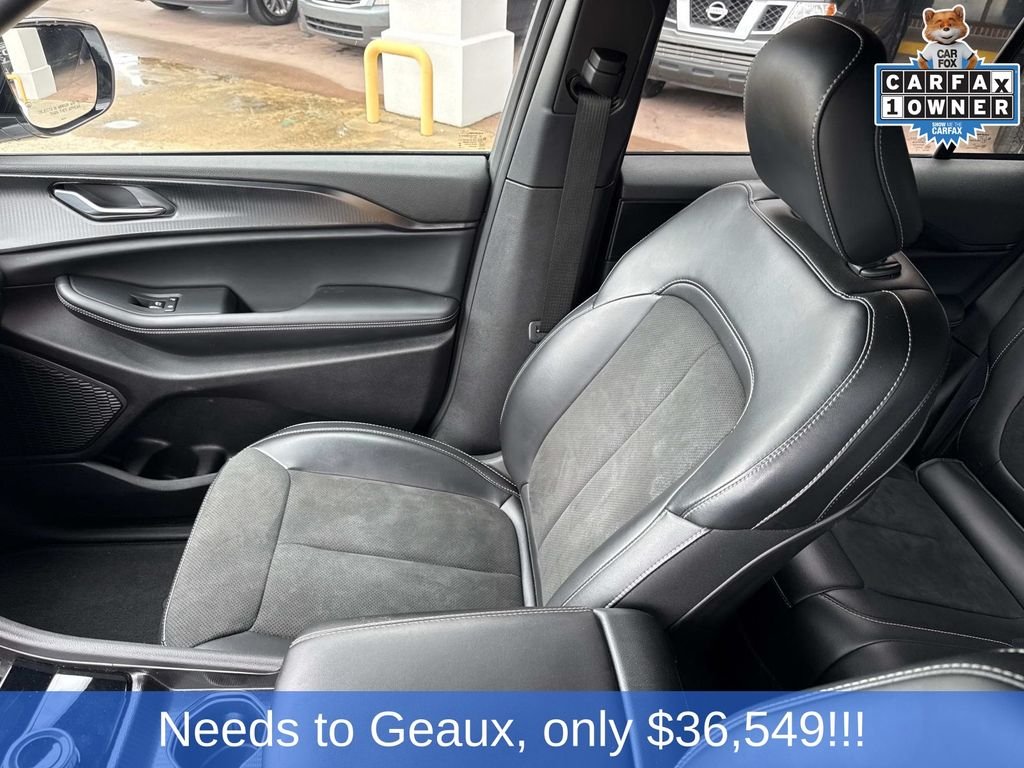 Used 2025 White Jeep Altitude image 36