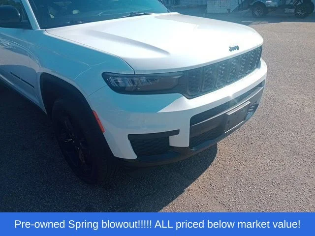Used 2023 White Jeep Altitude image 9