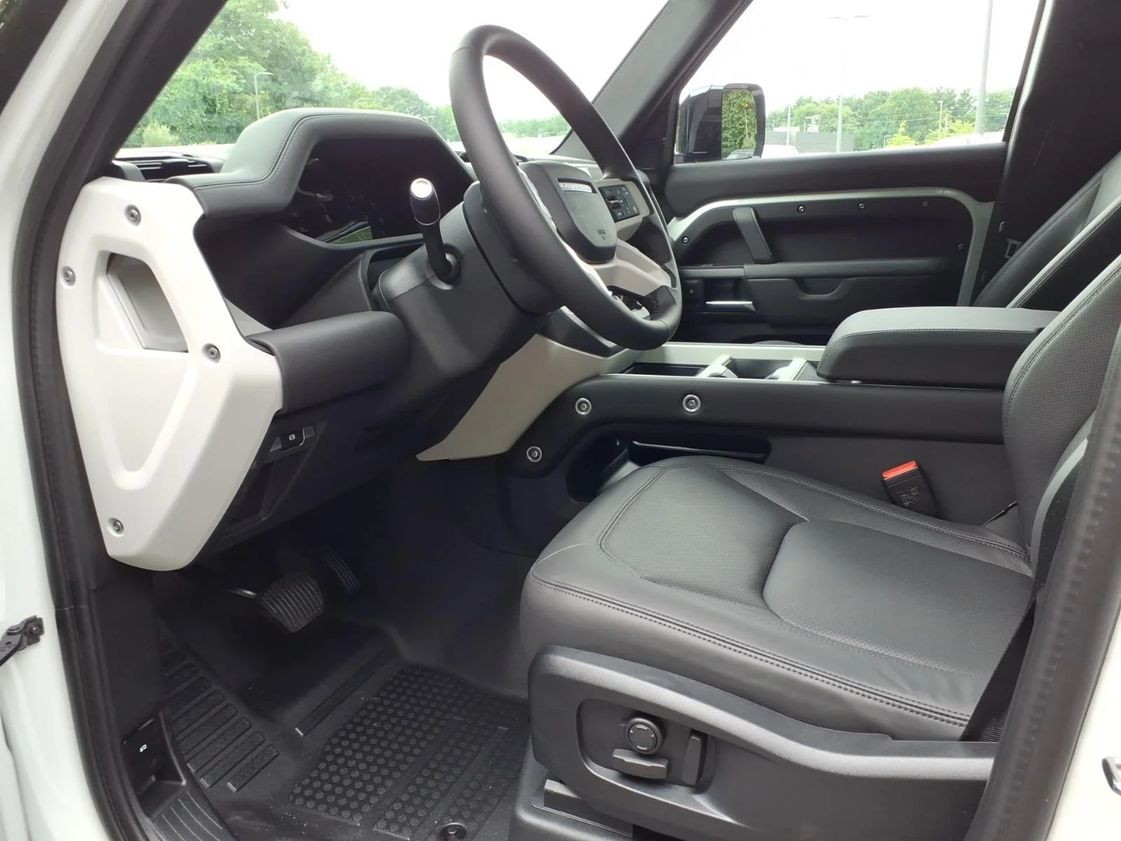 New 2026 Fuji White Land Rover 110 X-Dynamic SE image 17