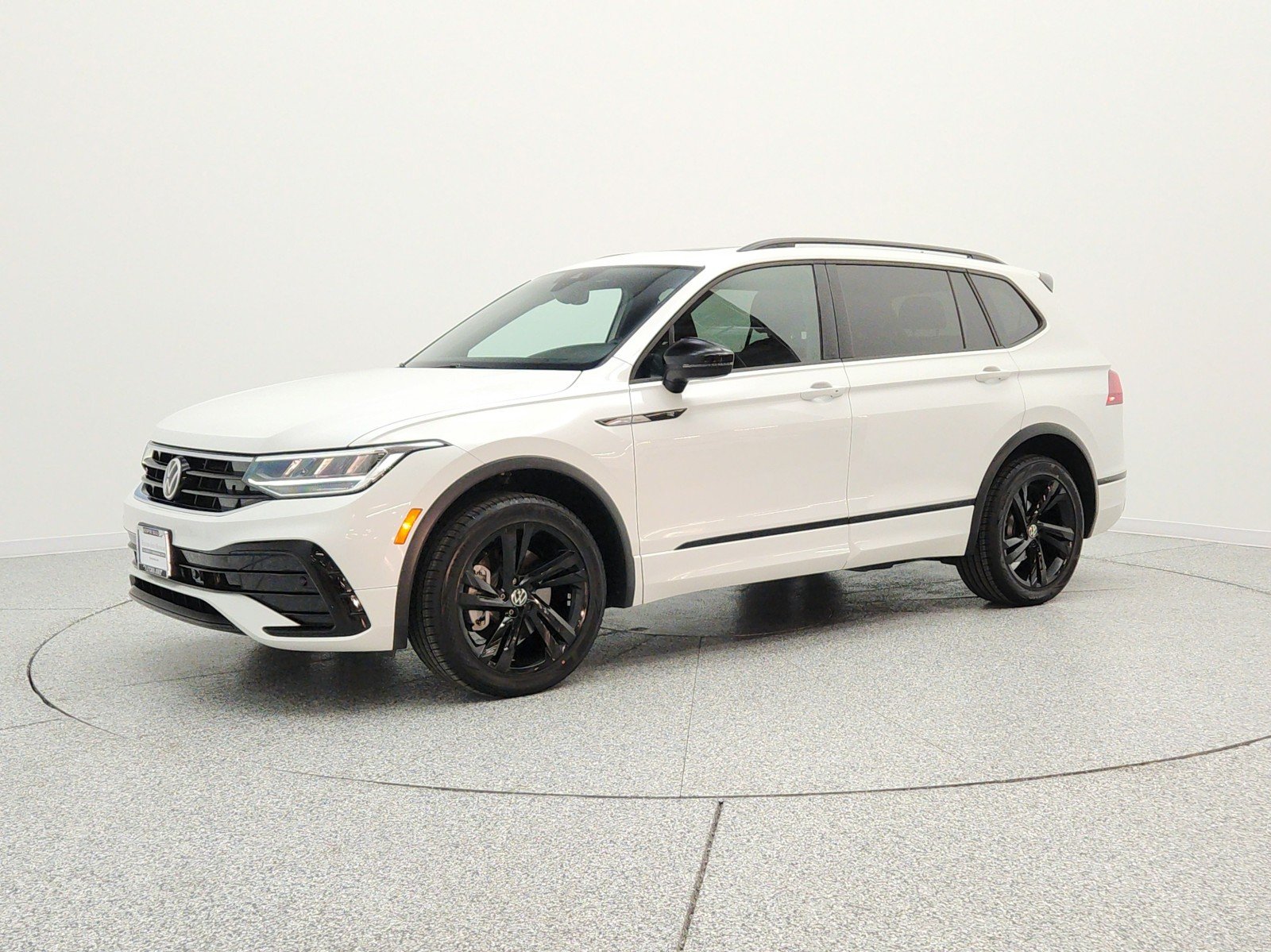 2023 Volkswagen Tiguan 2.0T SE R-Line Black's photo