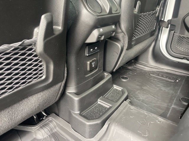 New 2026 Bright White Clear-Coat Exterior Paint Jeep Rubicon image 18