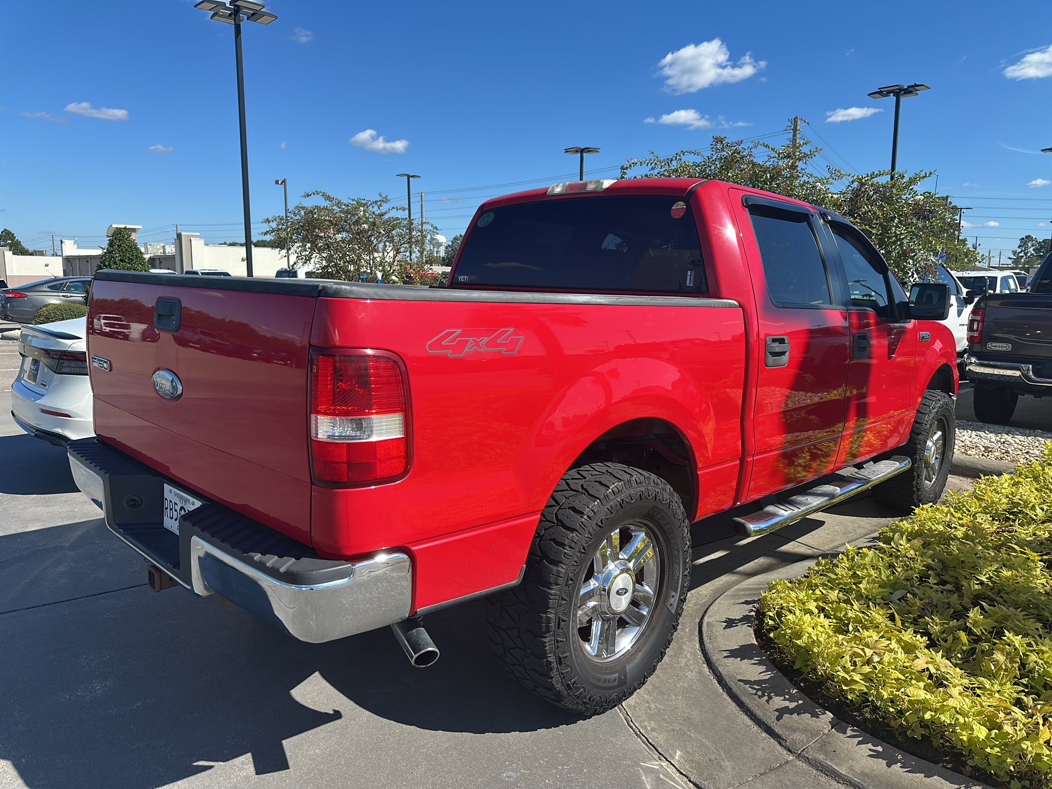 Used 2006 Red Ford SuperCrew 139" XLT 4WD image 3