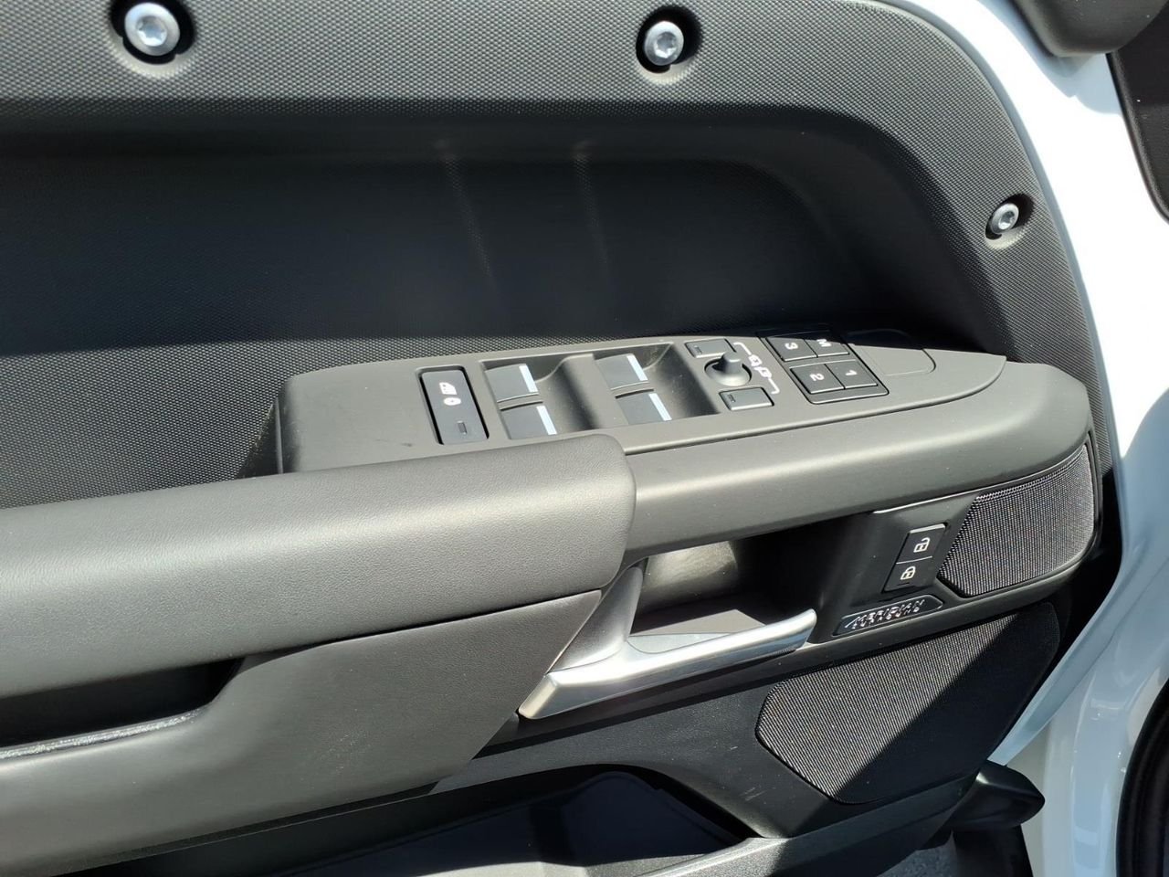 New 2026 Fuji White LAND ROVER X-Dynamic SE image 9