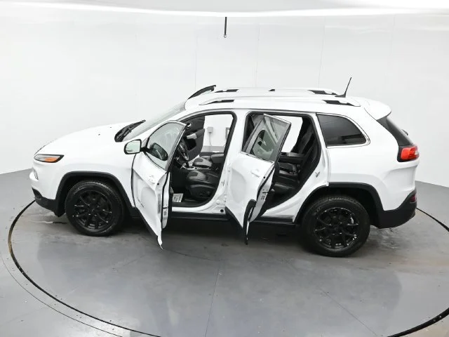 Used 2018 Bright White Clearcoat Jeep Latitude Plus image 40