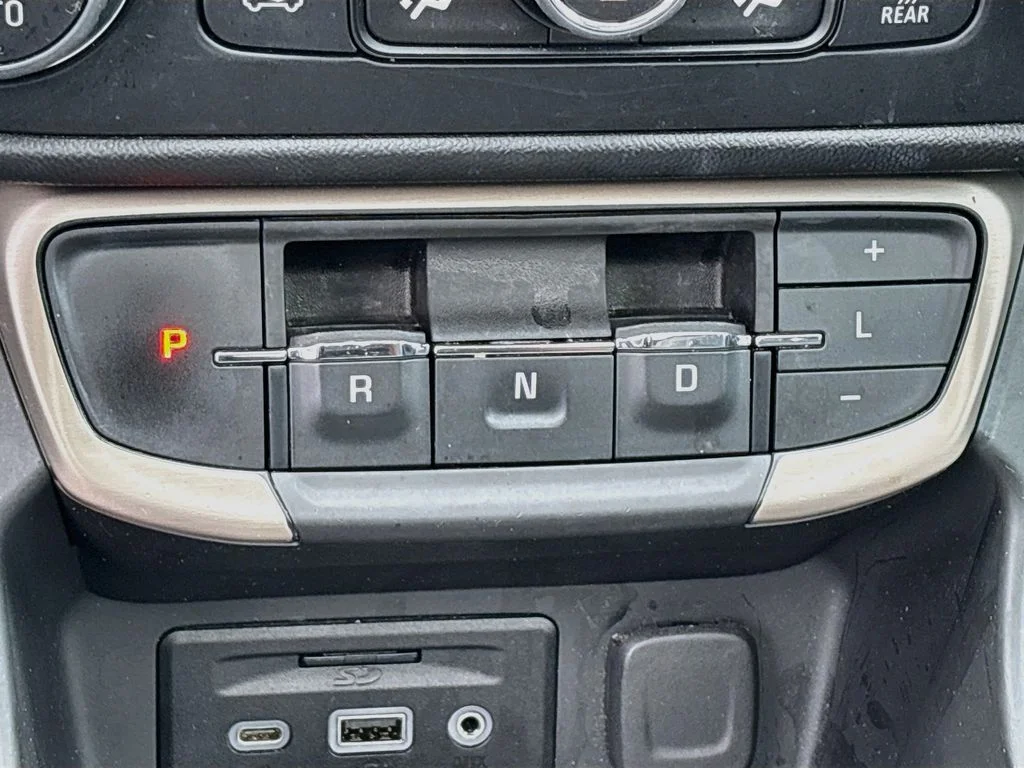 Used 2022 White GMC Denali image 17
